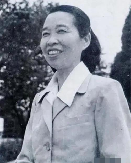 1956年冬的一天，南京上万群众自发涌上街头，三位开国上将和一位省委书记亲自抬棺