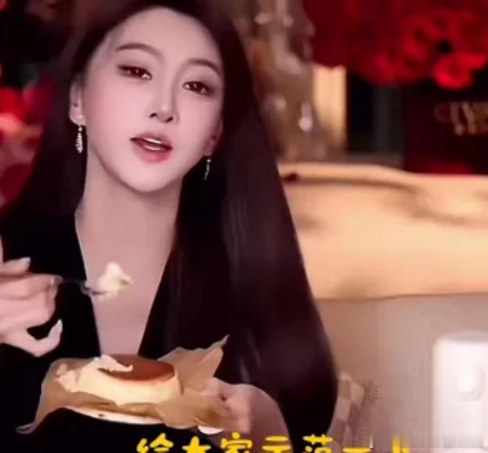 叶珂直播时没文化硬装的样子，引发了网友群嘲！近几天，叶珂半夜开启直播卖货，带一款