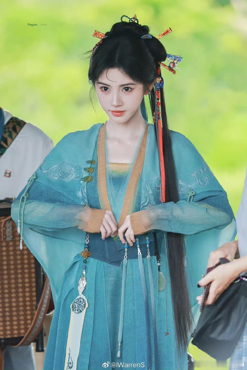 蓝色阿黛 鞠婧祎站在那就跟小手办一样哈哈哈 ​​​