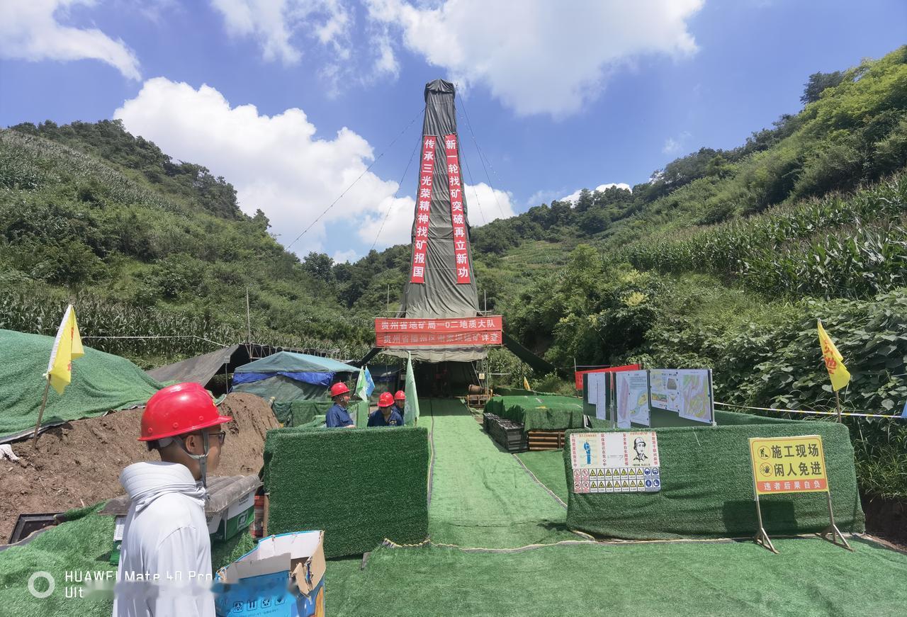 地质找矿最简方法：实际就三句话，即“沿着层位摸，跟着构造追，围着岩体转”。
“沿