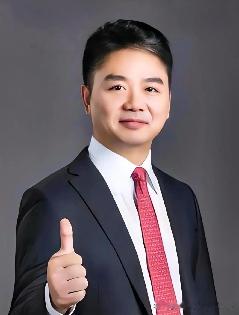 他亦是商业浪潮中的弄潮儿，从中关村4平米柜台起步，历经非典等重重危机，终铸就京东