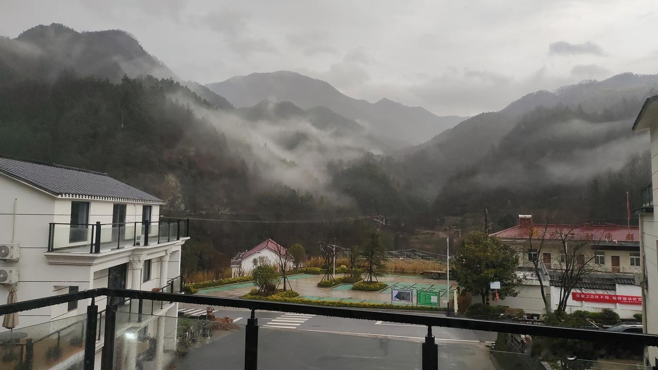 住在安徽岳西县姚河乡龙王村的龙门茶栈里，每天喜欢看山上蒸腾的云雾。
每天清晨洗漱