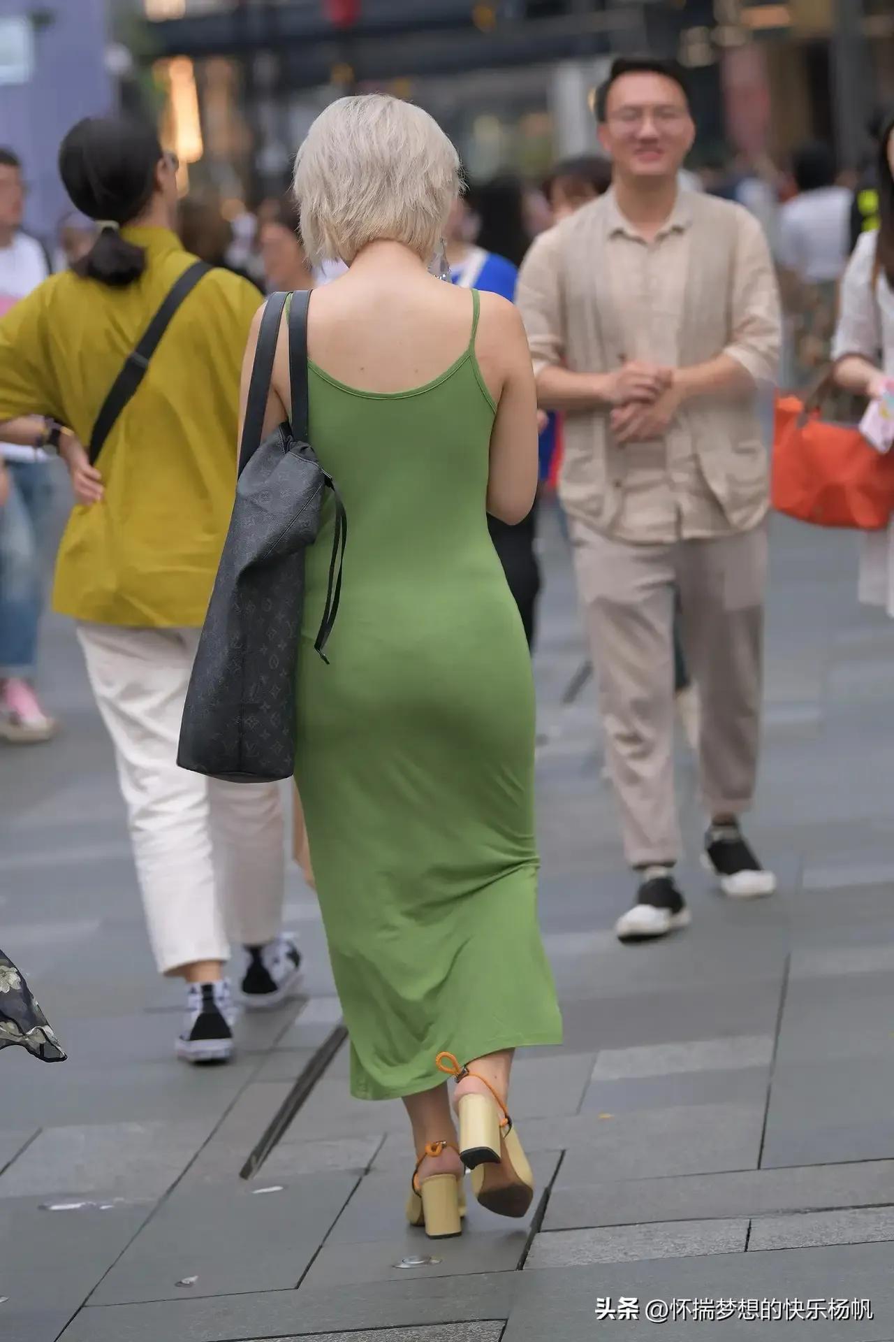 街拍好身材美女们（系列101）你敢在街上对着一个性感美女拍照吗 生活中为什么女生