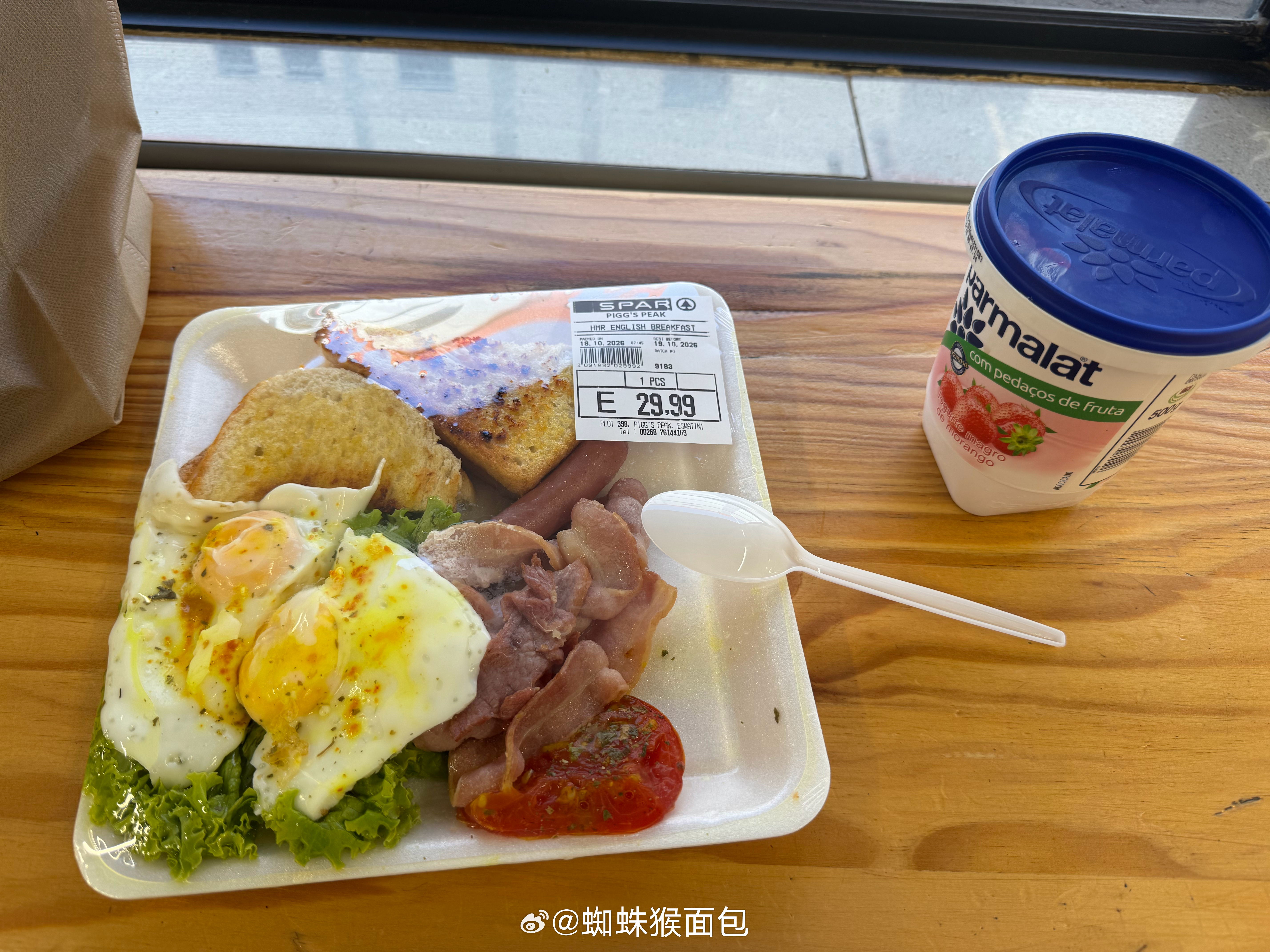 这绝对是在非洲吃过的最具性价比的早餐。今天周日，大街上所有门店都没开，我来到镇中