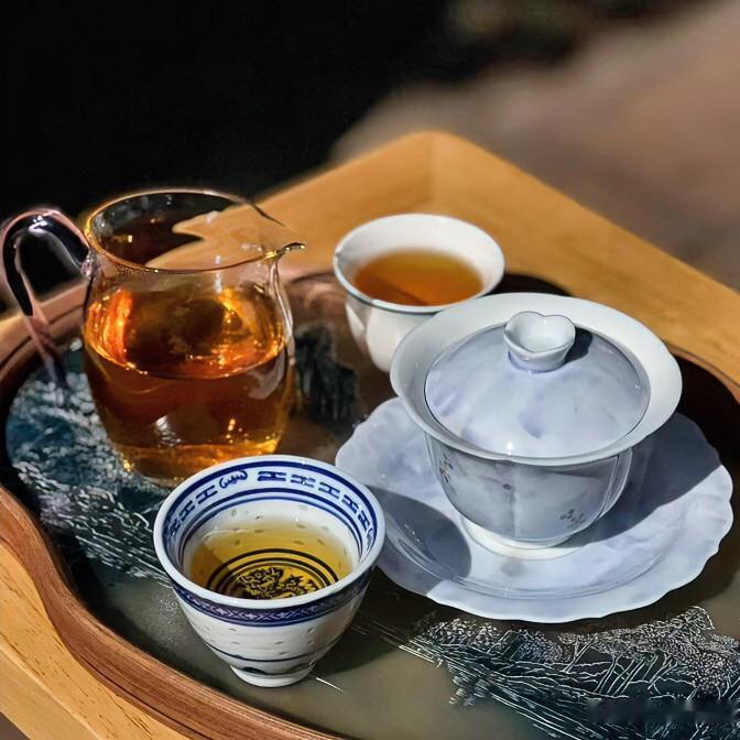 普洱茶要放几年才好喝?

从前觉得，懂茶就是懂山头、懂年份、懂工艺。喝得多了才明