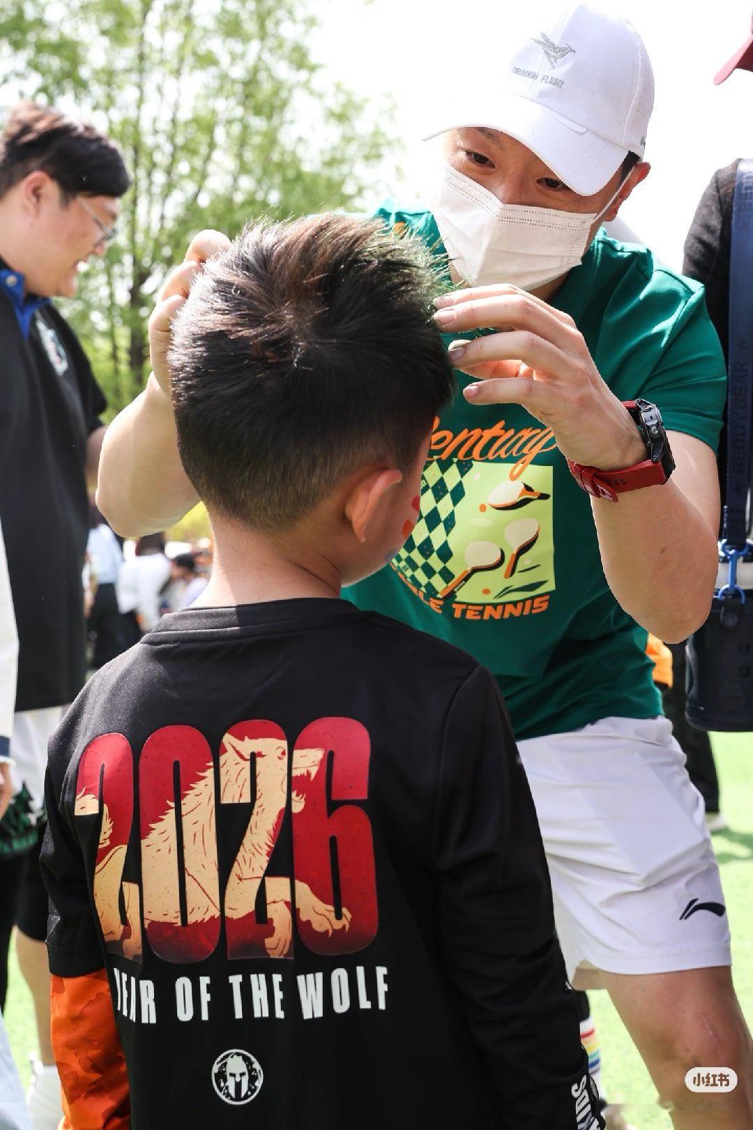 马龙出行带娃参加斯巴达  谁不想急赤白脸地喊声这是我妈妈呢 