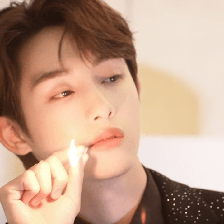 董思成这个镜头钓到我了 妈呀！董思成这镜头谁能扛住啊！黑西装缀满碎钻，在光里闪得