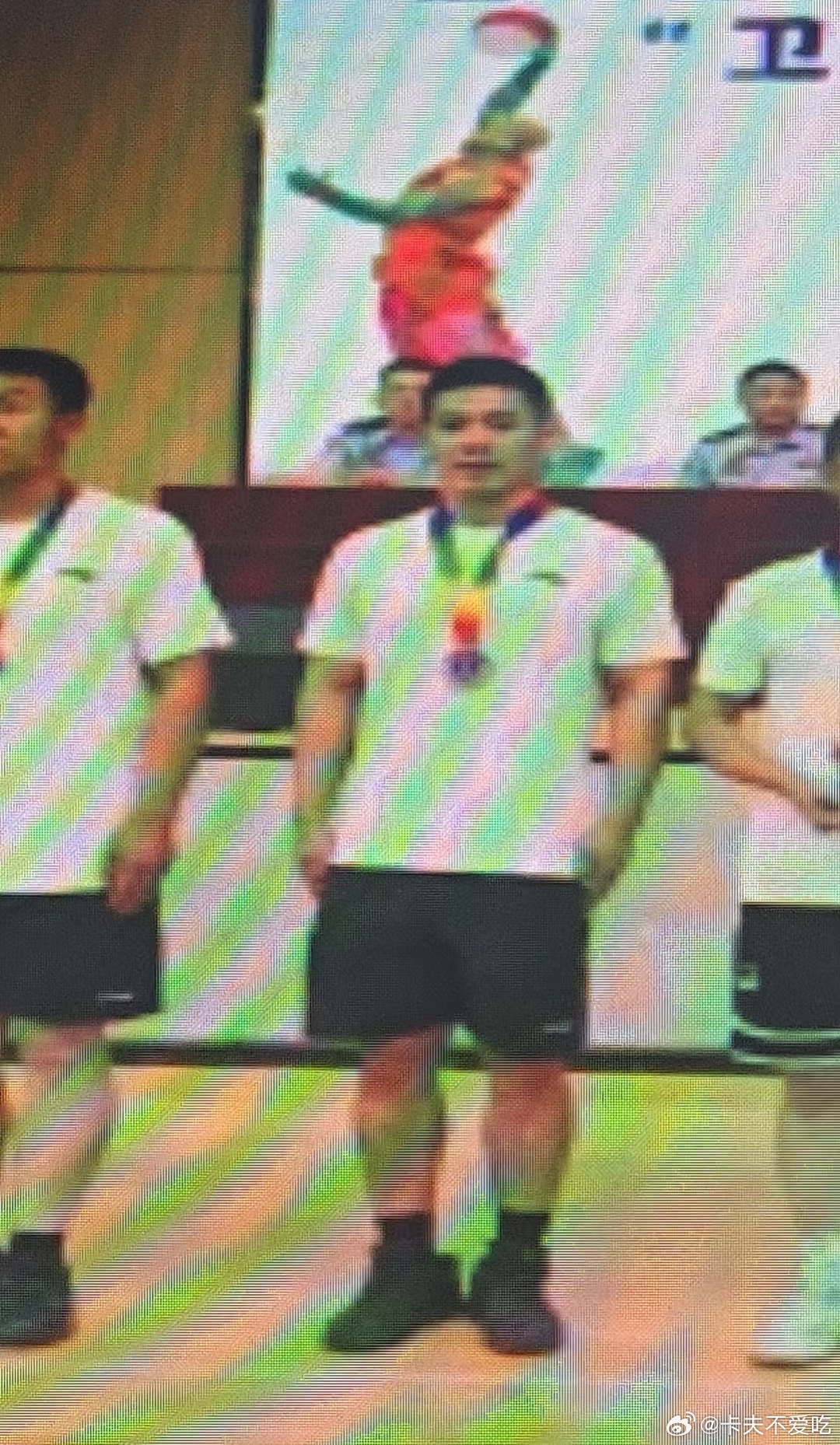 哈哈哈哈就 