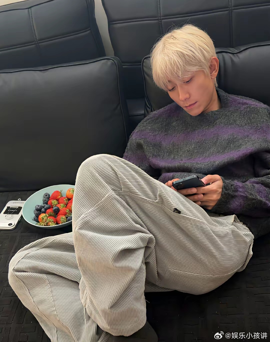 张一山是不是和杨紫打电话了杨紫刚染成红色，张一山就染成金色了张一山今天一出现，和