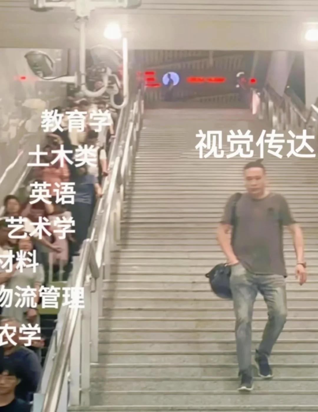 视觉传达进步最快的方式：（没有之一）
视传生别太乖😭大学按部就班=毕业才发现落