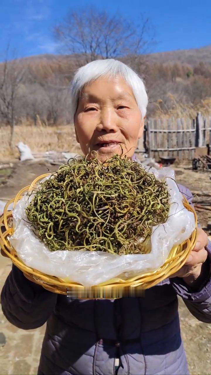 黑龙江原始大森林纯野生的肾精茶。
我家是小兴安岭的主脉，原始大森林。这是邻居家采