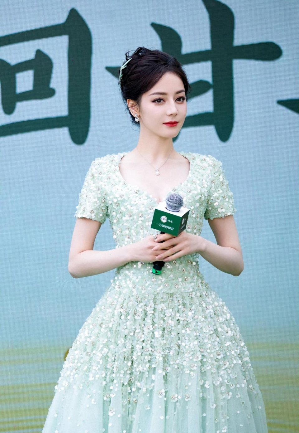 迪丽热巴又美出新高度了，直接一句嗨老婆 