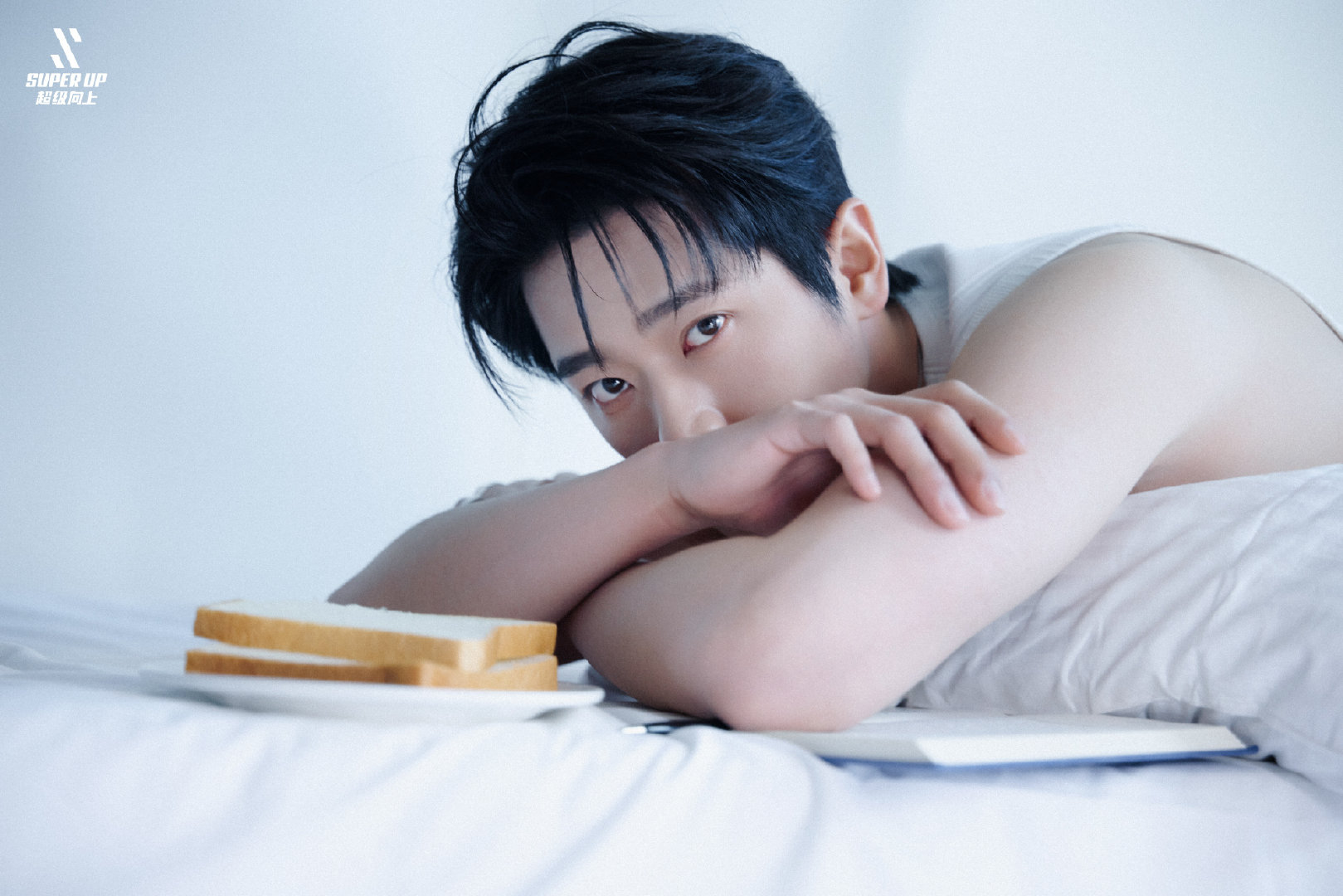 丞磊居家男友感 丞磊好立体的骨相 丞磊居家男友感的杀伤力在于，让你幻想和他一起生