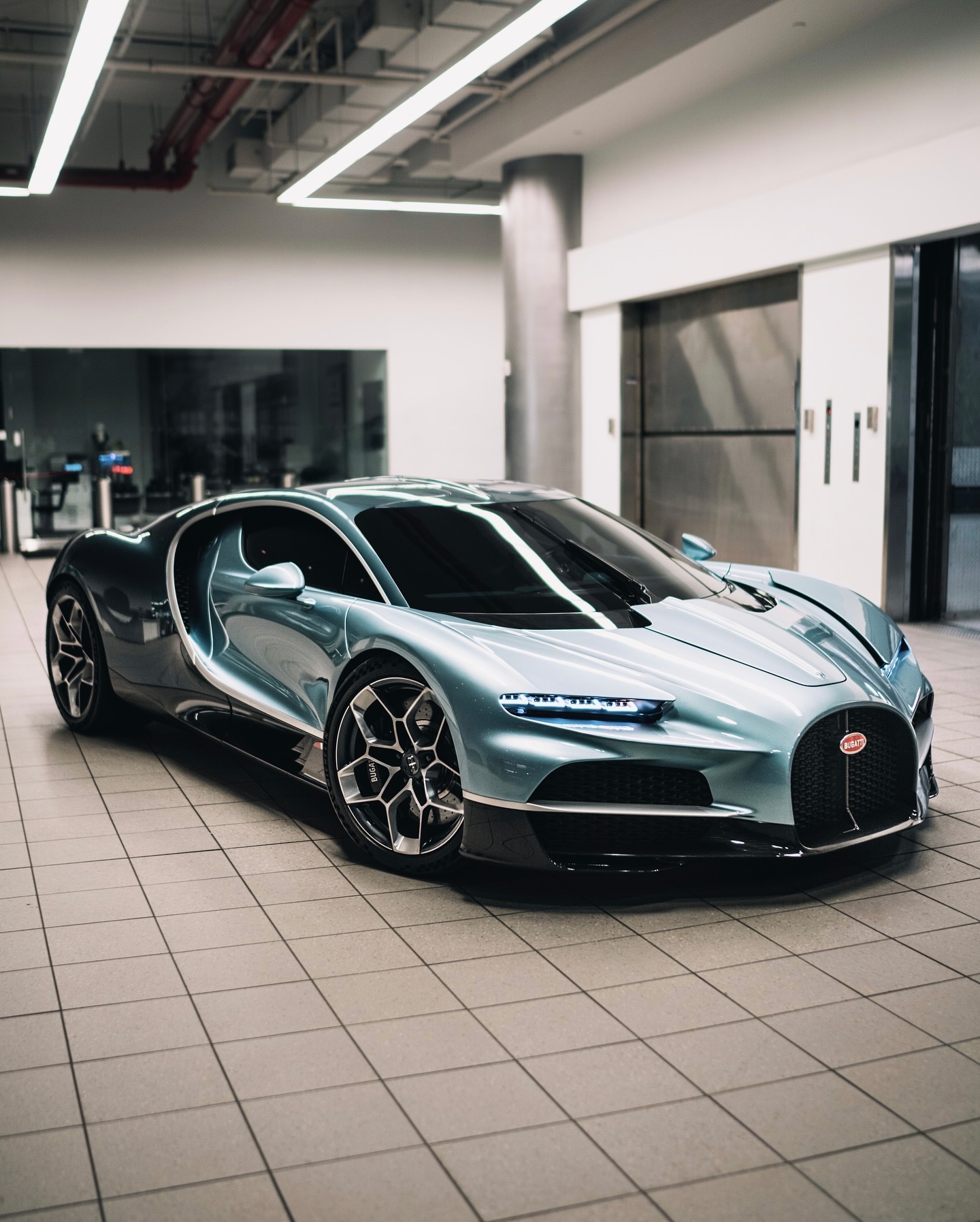 无可置疑的BUGATTI。TOURBILLON代表着115年的传承。体现了20年