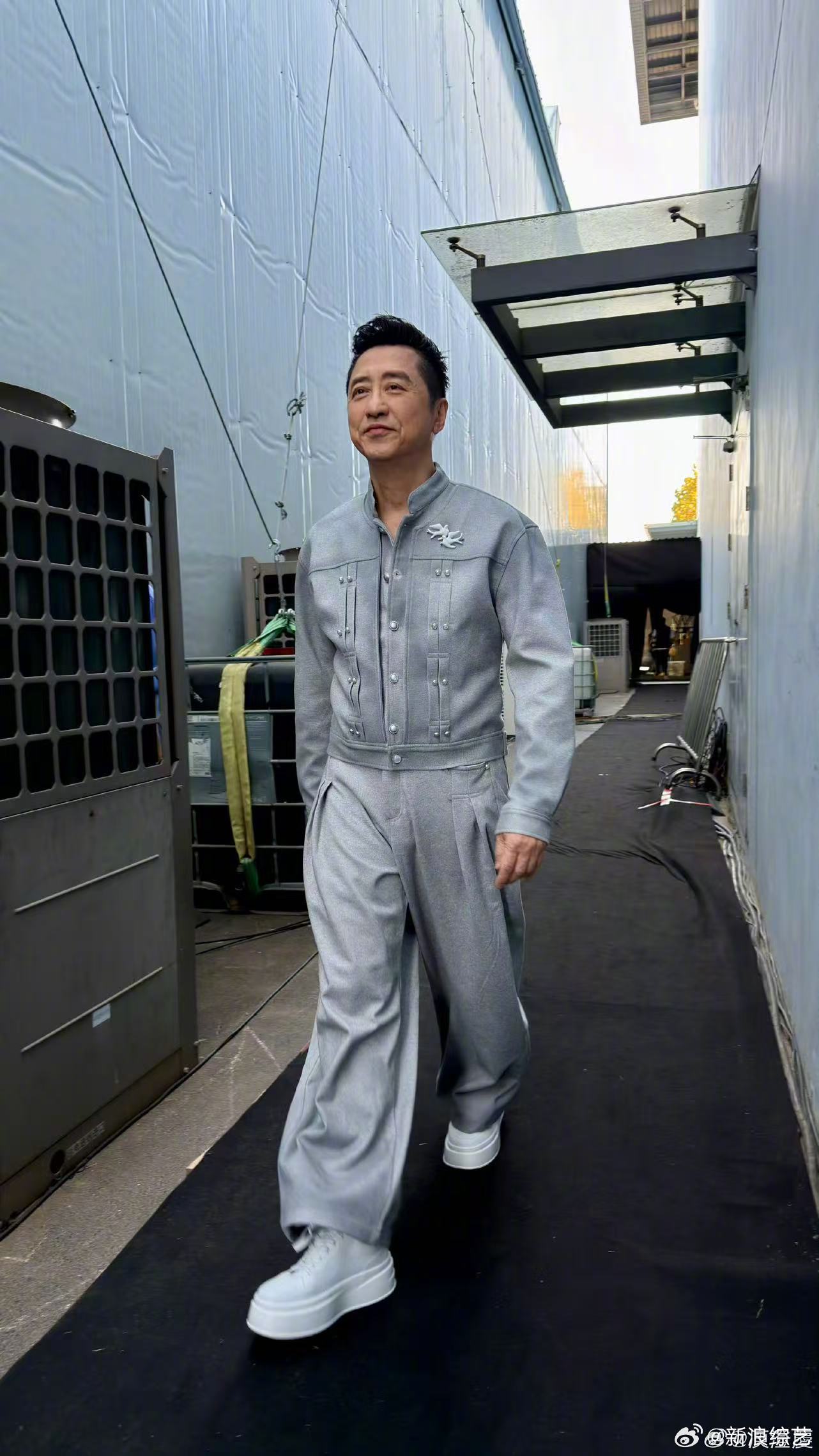 庾澄庆伊能静歌手浪姐封面 在《乘风2026》浪花代表团陪伴姐姐们，在《歌手202