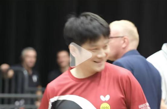 樊振东看到邱党后，为啥低语两句，然后坏坏的笑了？

我猜是邱党当众换衣服，
被东