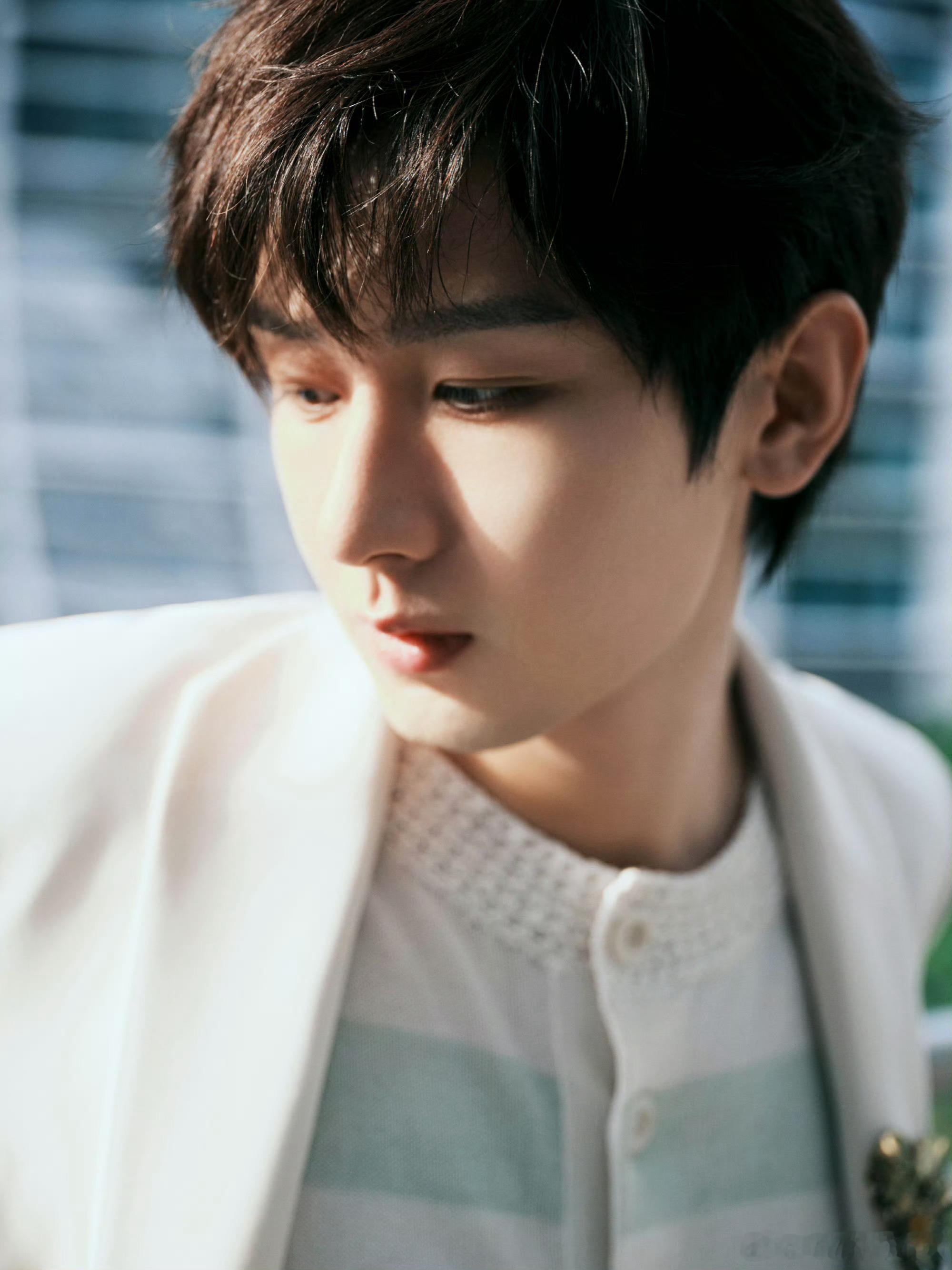 cy成毅，我不过是慕光而来，最黑暗的日子都是你自己走过来的，以后不会再有黑暗了。