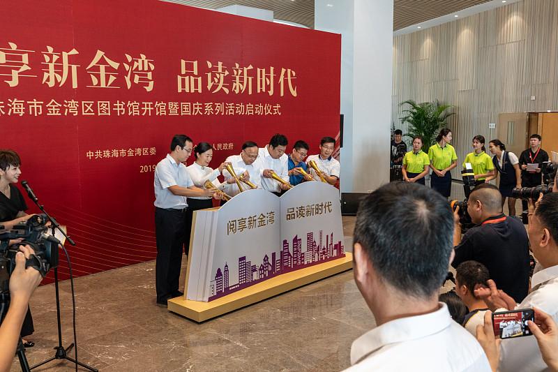 9月10日何超琼现身深圳美高梅开业庆典：倒数完切《一生何求》全场动容
9月10日