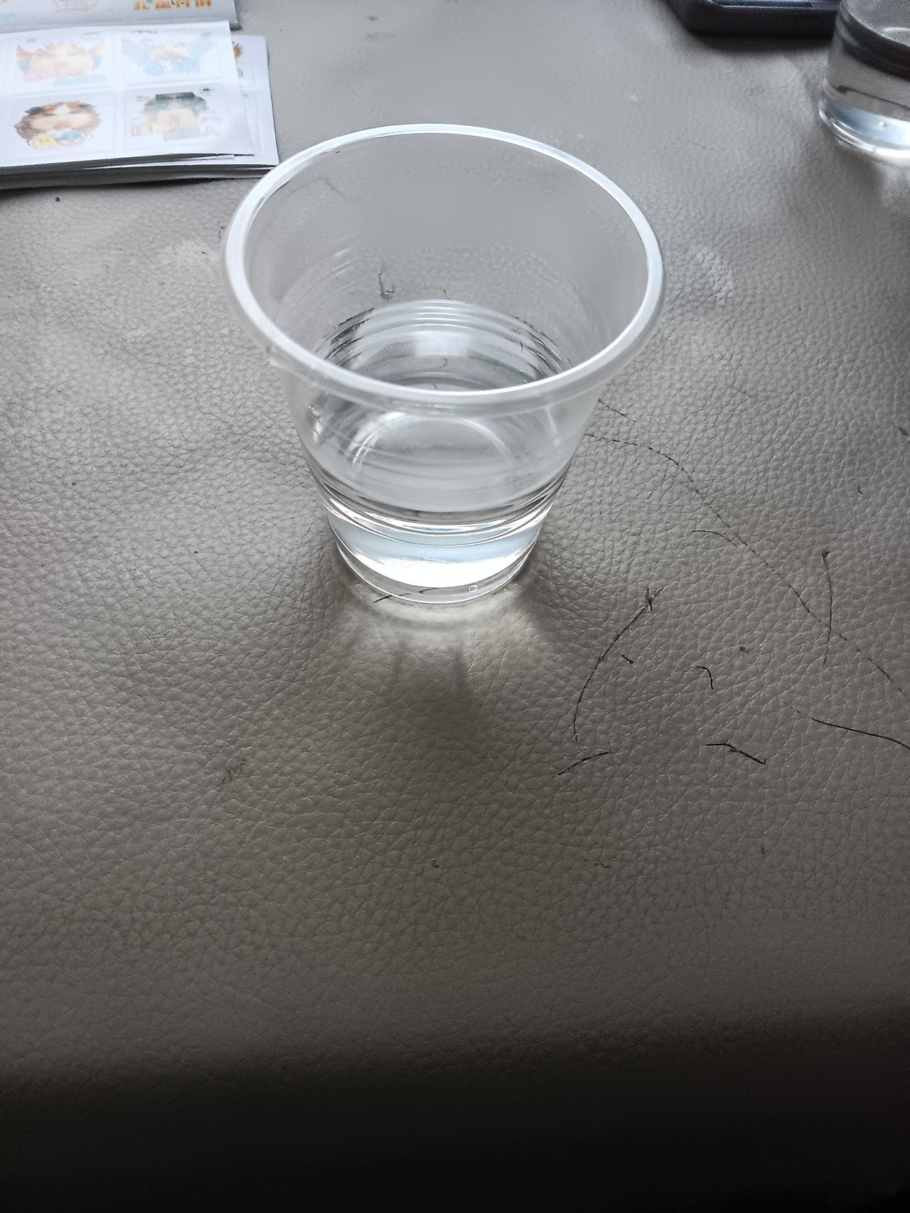 你天天用的一次性杯子，可能藏着“隐形杀手”！
 
热水一冲，杯身变软还带怪味？那