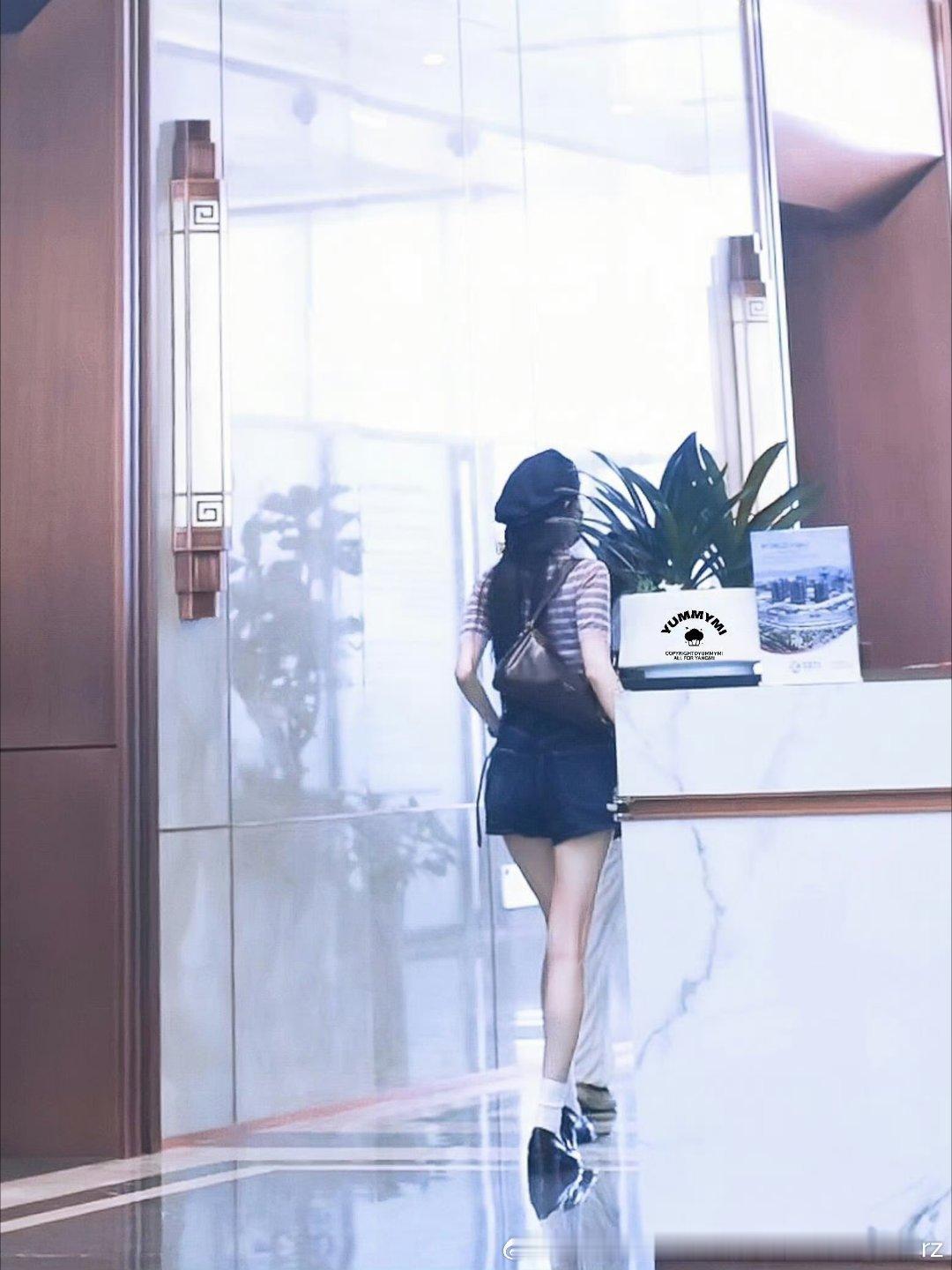 虽然腿本来就挺长的但是你看这个前台都被拉成这样了，明显开了很大的拉腿呀得十几头身