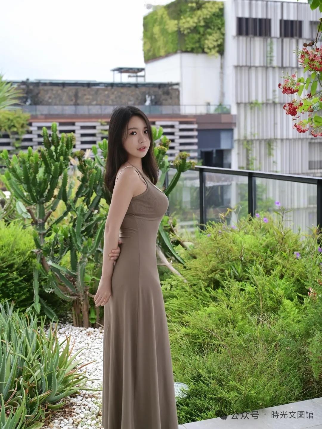优雅长裙，绿植相伴，都市中的自然之美