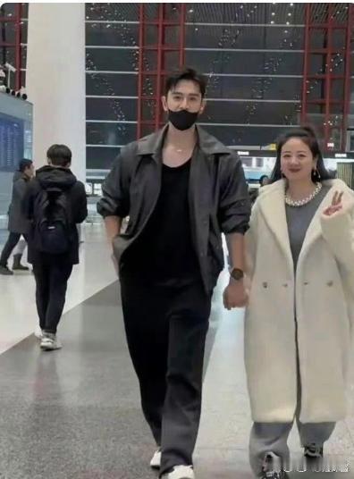 真爱是，无论妻多胖，都自豪地带她出门，展示她是我妻。经超做到了。 ​​​