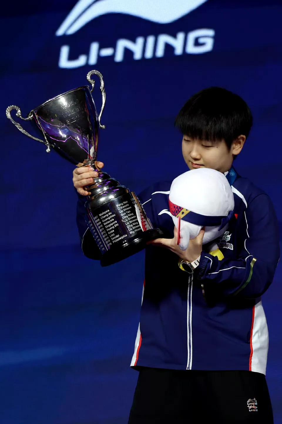 孙颖莎三连冠创造了历史！
她找奖杯上面有没有自己名字，
像以前一样仔细和开心，