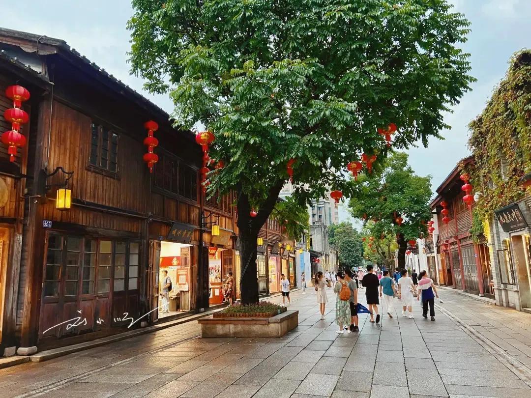 说起国内著名的“火炉城市”，很多人应该马上都会联想到长江流域的重庆、武汉、南京等