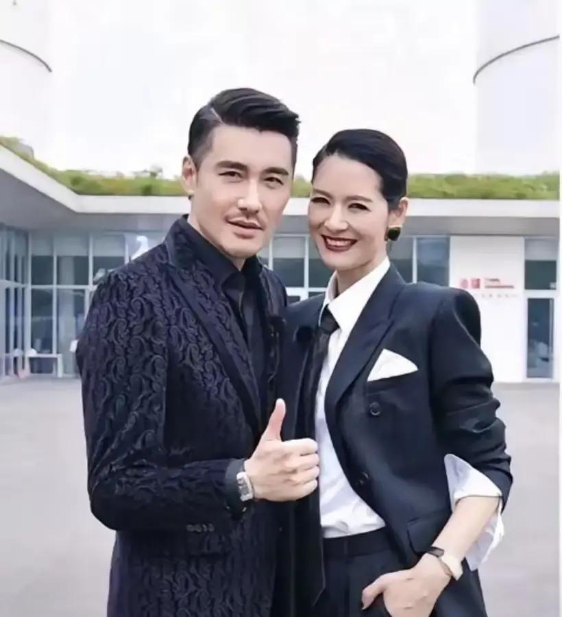 胡兵54岁把T台搬进直播间，西装笔挺举哑铃，边拆百达翡丽边讲羊绒克重，8小时不带