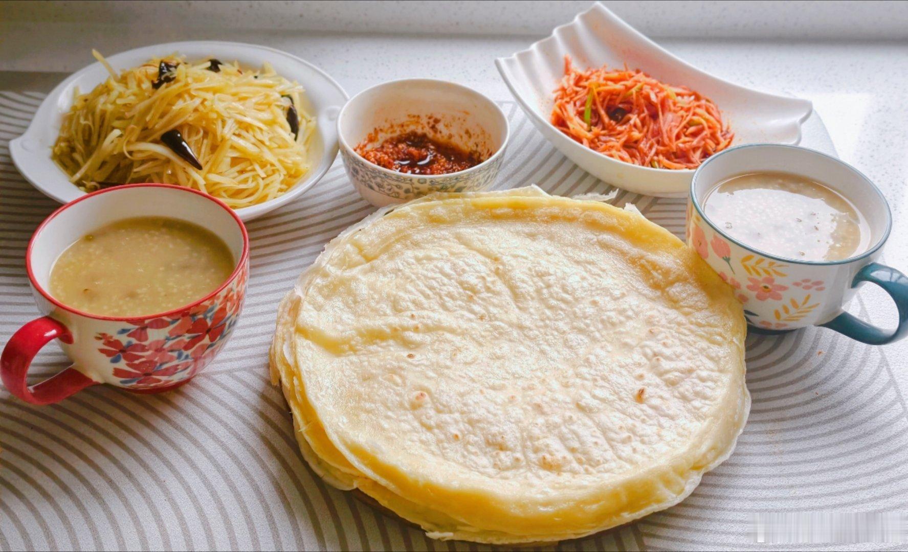 普通的日子里也藏着人间烟火， 陕西人的家常早餐，老冉同志跑步回来就开始吃饭。 