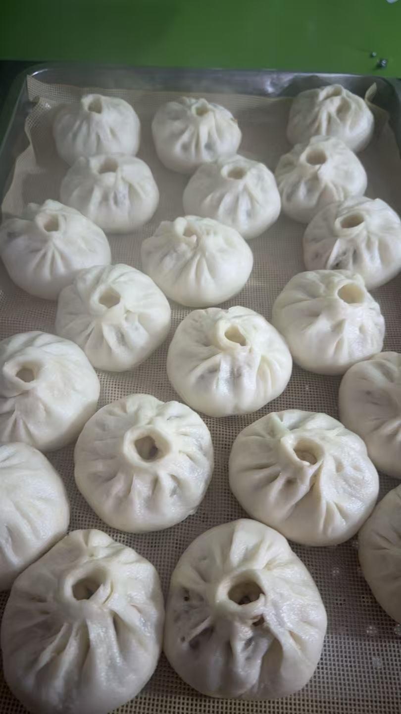 自己蒸的包子，品相虽然欠佳，但是味道不错。