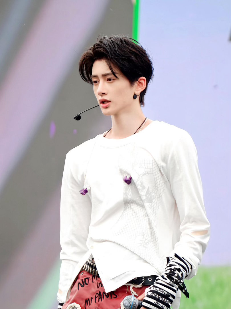 8年前和汪苏泷合唱的弟弟变样了 沈毅峯现在在ADD男团，能唱会跳还会卡点。等比例