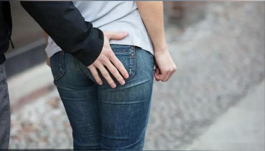 上海，男子酒后看到有两个漂亮女孩在桥边拍照，便上前直接把手放在其中一女孩的臀部。