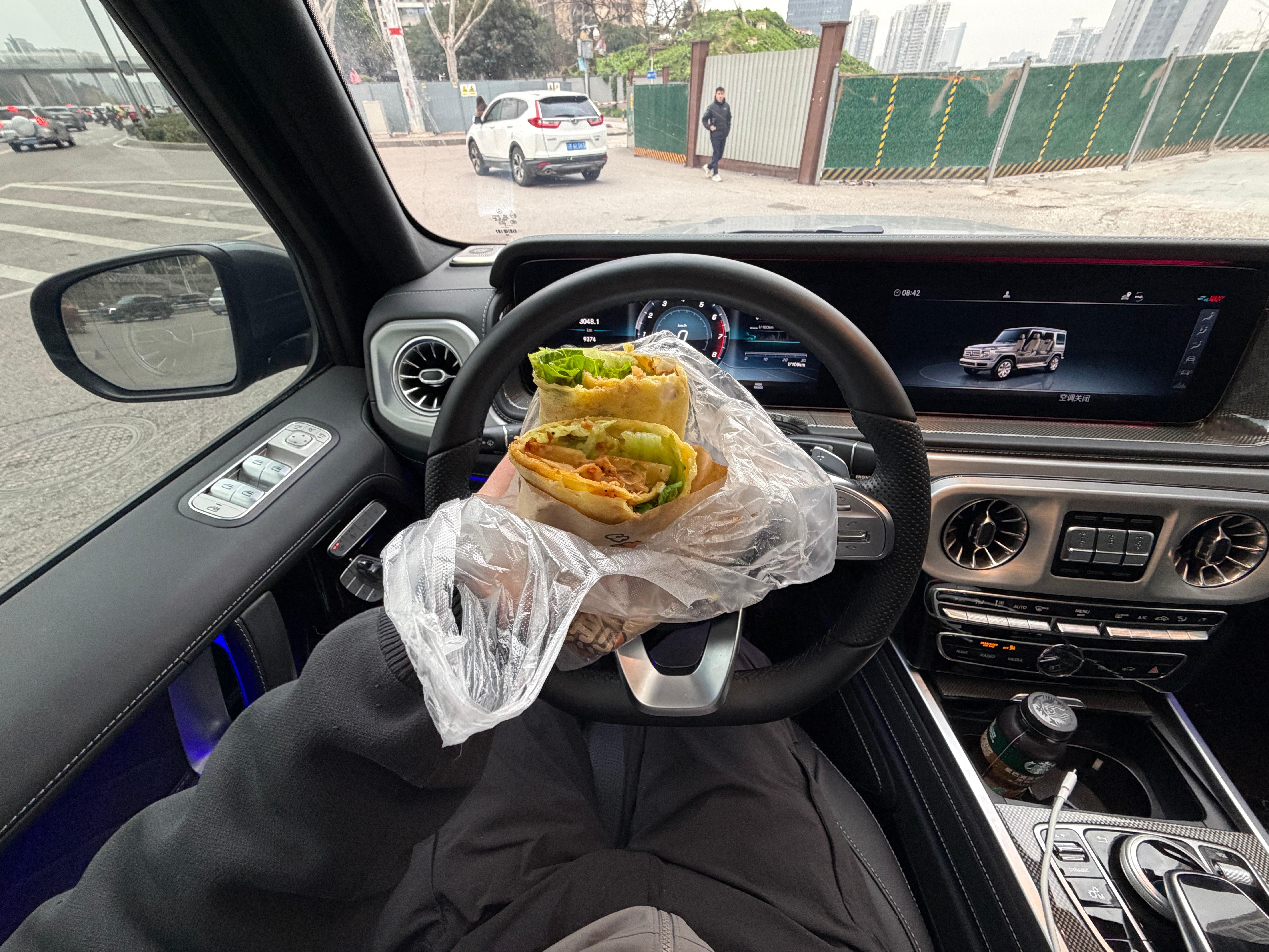 吃完这个煎饼果子就回老家啦！ 你呢？