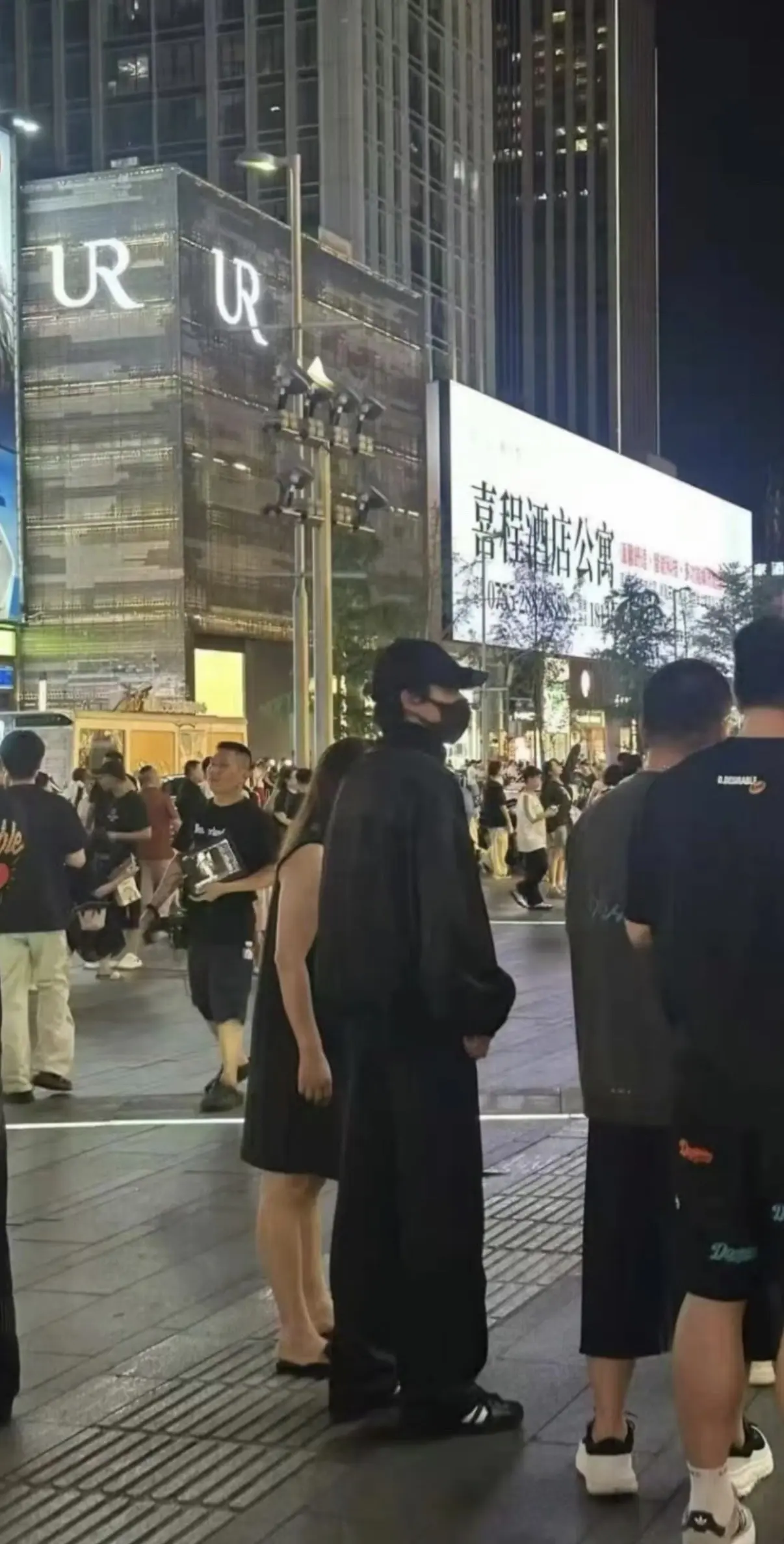 捞一下这位戴鸭舌帽口罩的小哥哥