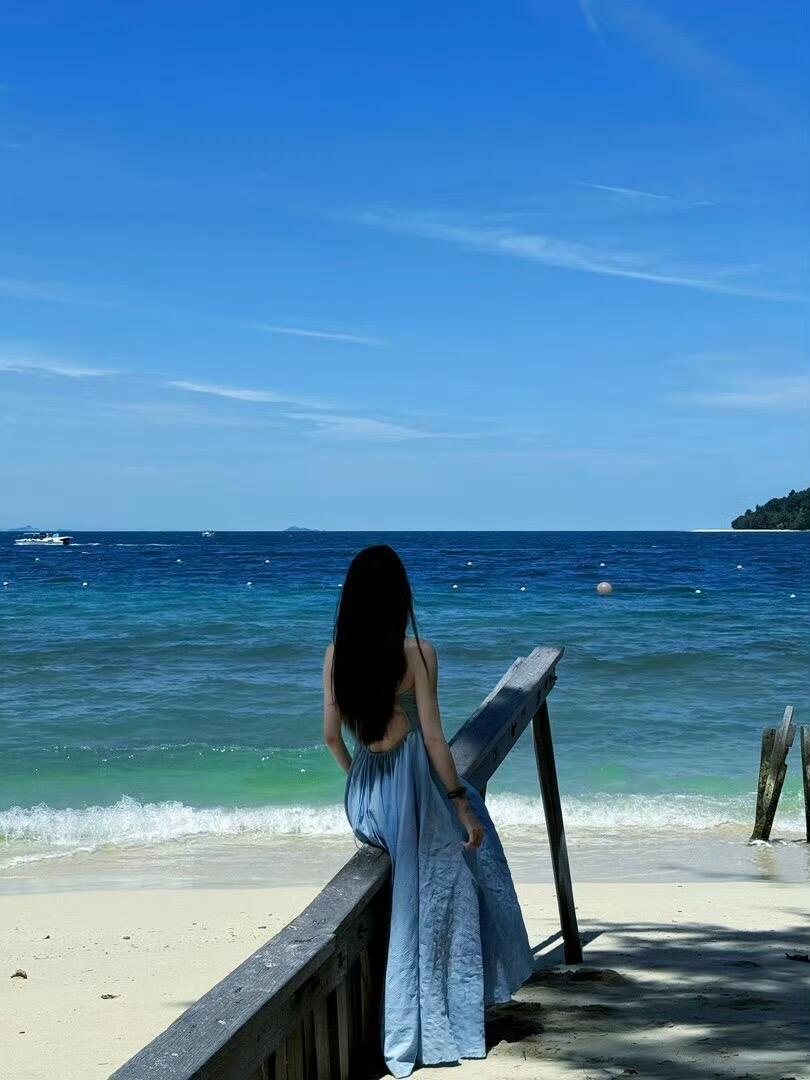 为什么中年人很难谈恋爱？
因为
中年人颜值不行，

心思还重。

年轻那会儿
一