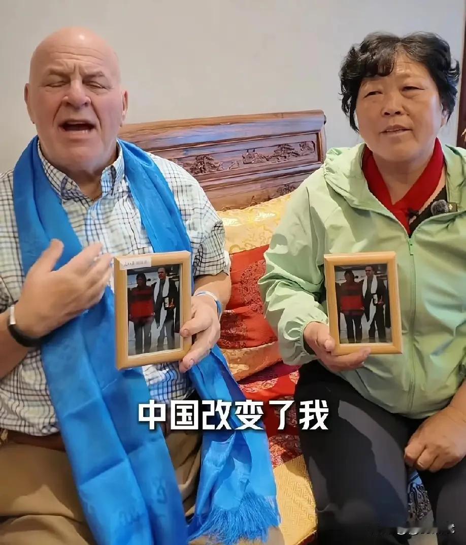 8月23日，在内蒙古鄂尔多斯机场，美国老人罗纳德·萨科尔斯基见到殷玉珍时哭得像孩