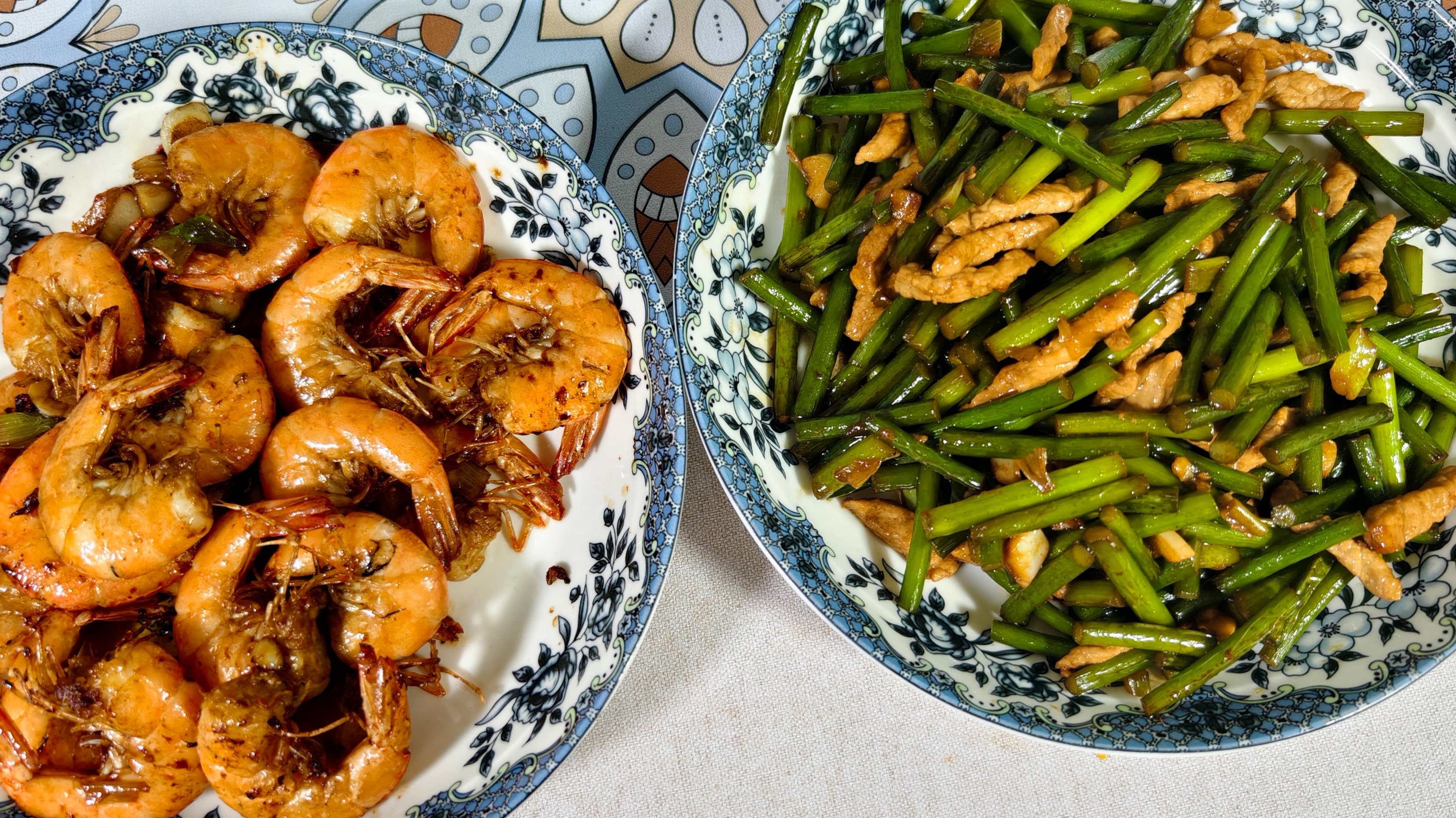 在人到中年的年纪，给家人做饭，在家做家务，陪孩子写作业，学习一些新知识。这可能是