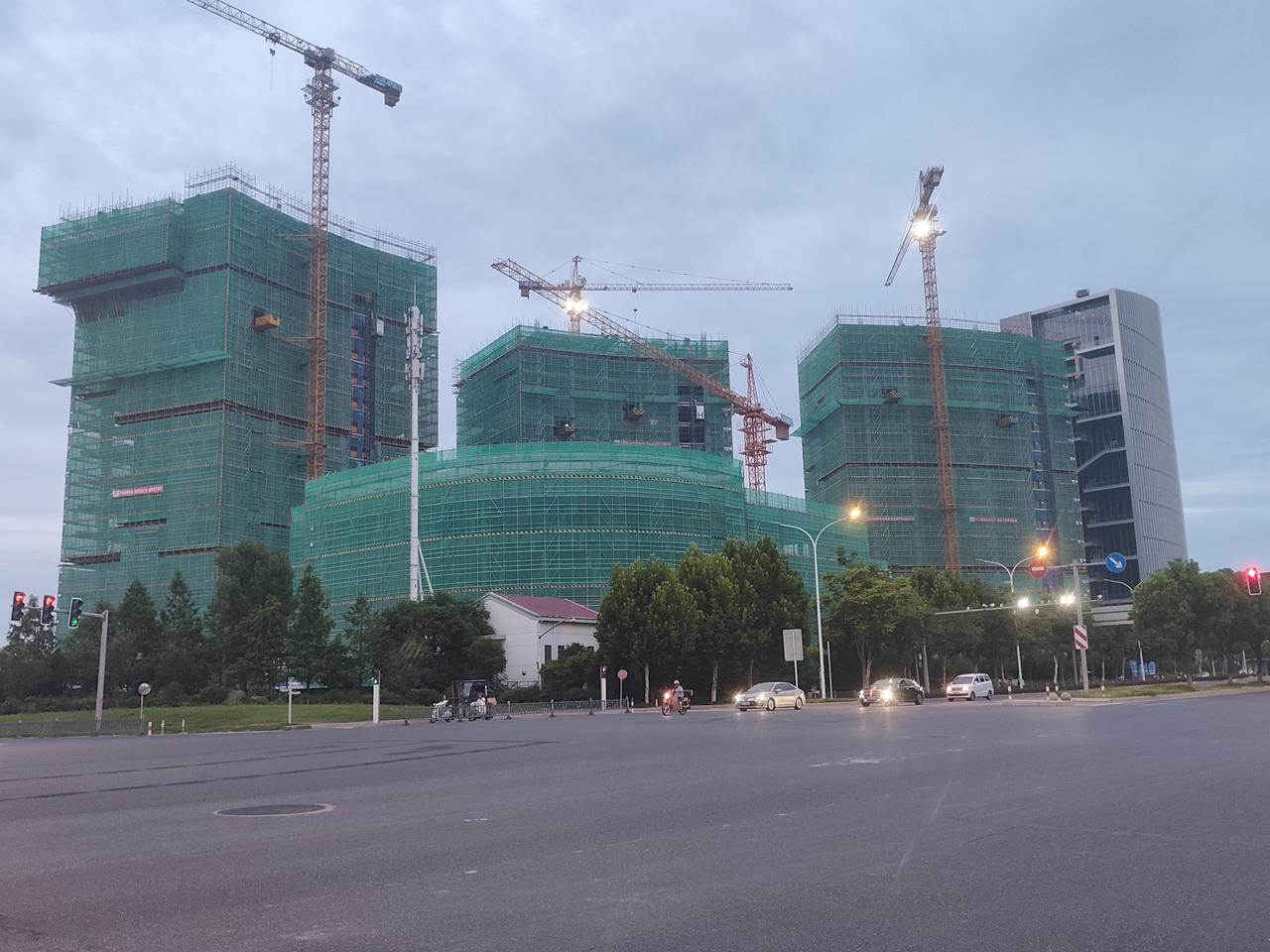 网友发来图片，保税区商务中心大楼各自成型，快接空中走廊了。