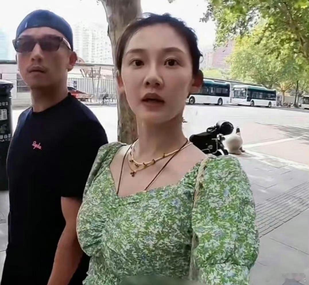 郑恺陪老婆苗苗逛街，看起来很朴实的一对，松弛感满满！两人越来越有夫妻相啦～ ​​
