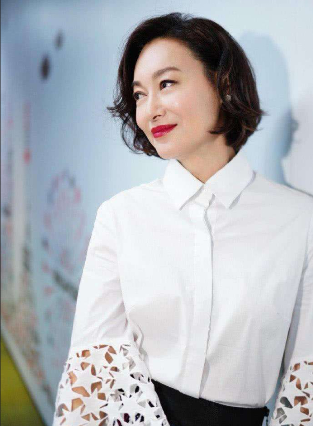 惠英红跳了替身不敢跳的楼早年拍跳楼戏，16楼高、仅一条威亚，替身都不敢试，惠英红