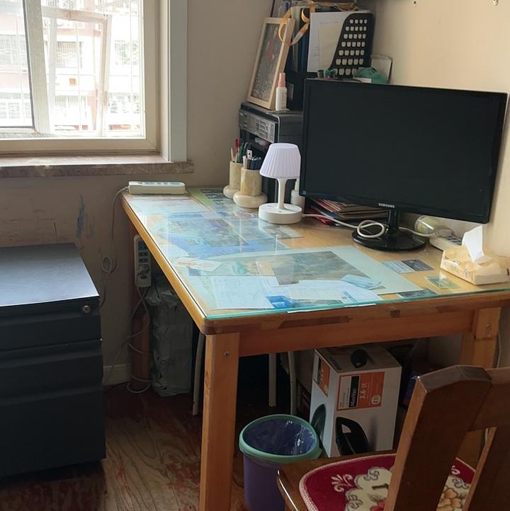 书房的一角，我的私人空间，十几年来，我每天待在这里的时间最多，闲暇和夜晚时光都在