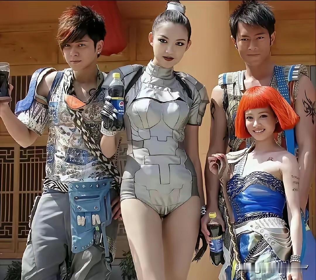 你可以不认识蔡依林，但是，你一定见过这张经典的百事可乐广告照片。
猛一看三个明星