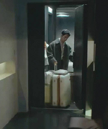 早春晴朗栾念搬行李这块是专业的栾念搬行李这块是专业的剧中栾念搬行李，玩起反差梗，