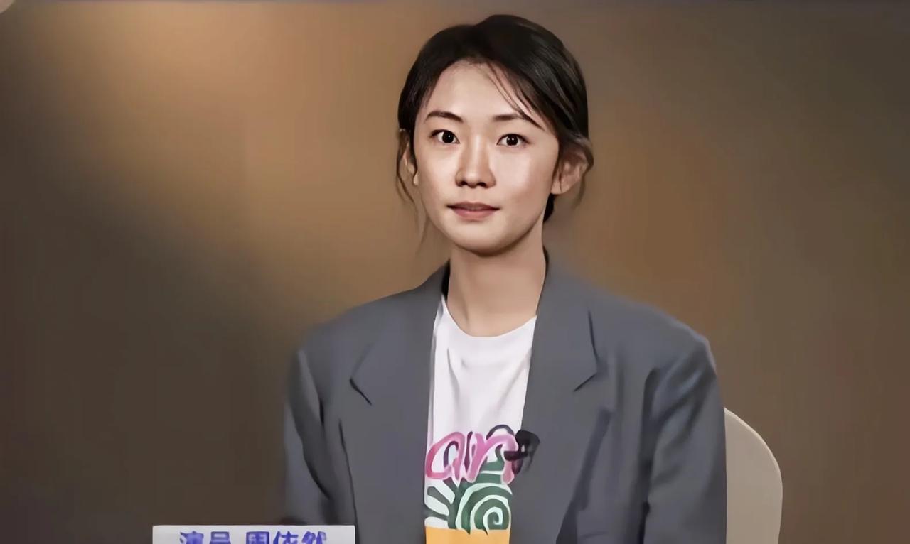 周依然，上央视居然不化妆，这颜值不化妆，绝对是万里挑一的美人

周依然最近在央视