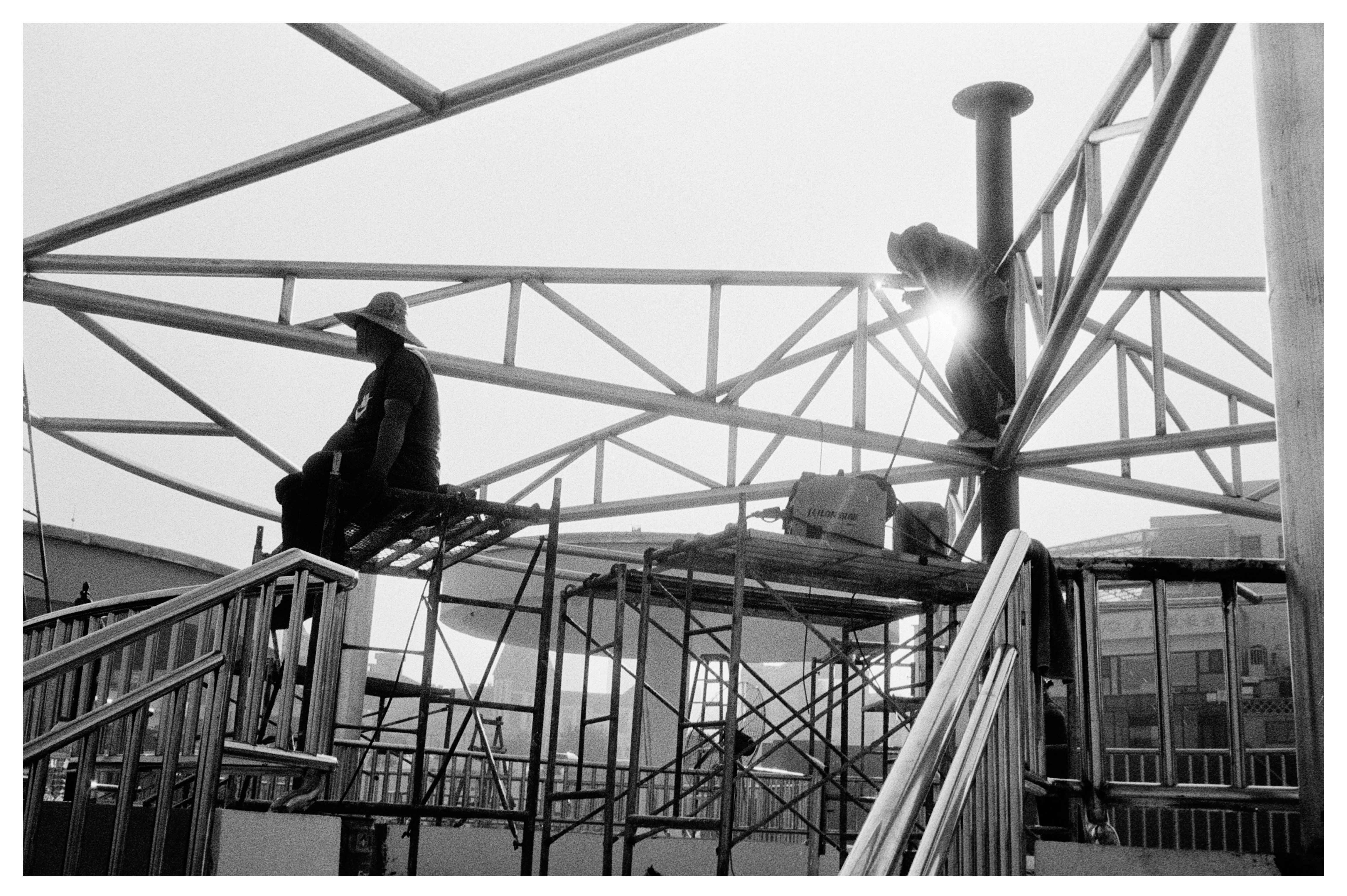 8月份拍的胶片，11月份才冲洗出来三张照片的主题名字是《劳动》