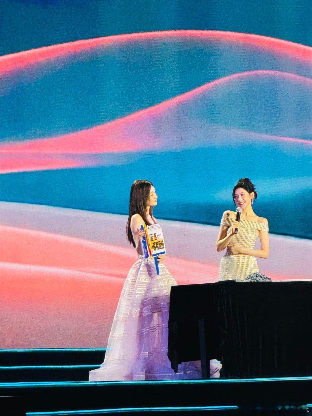 李小冉表情包甜份超标2026东港群星演唱会高光，李小冉卖力推介草莓，接连释放可爱