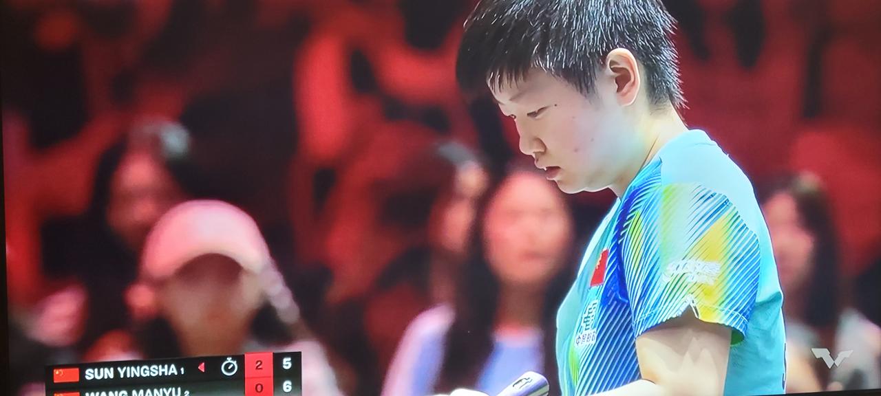 前四局莎莎和曼昱战成2:2平！
莎莎先声夺人，率先拿下前两局，曼昱不甘落后，第三