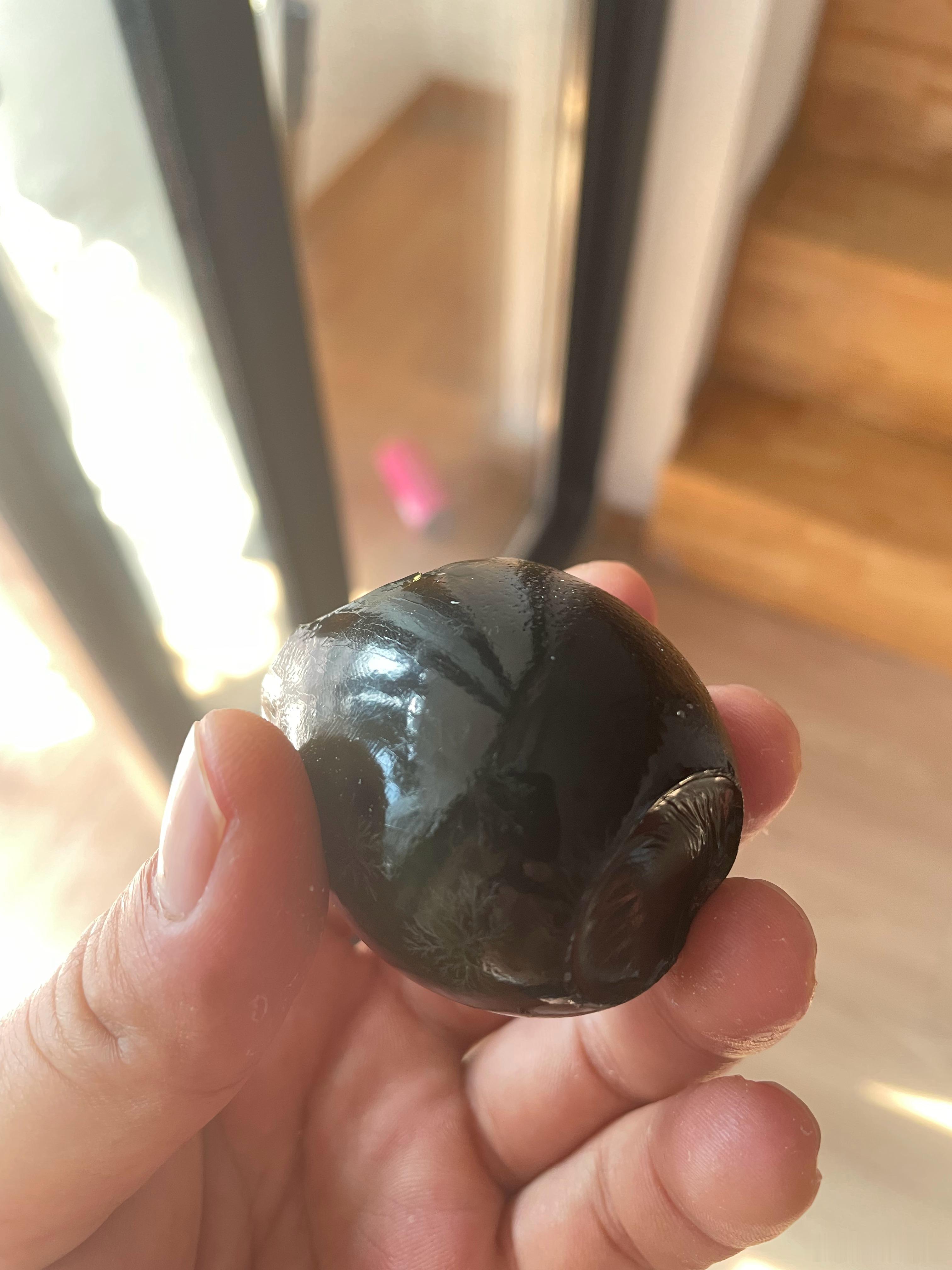 这皮蛋这么黑，我想起以前小时候家里包的皮蛋，不管多久外面蛋白都是比较透明的，有点