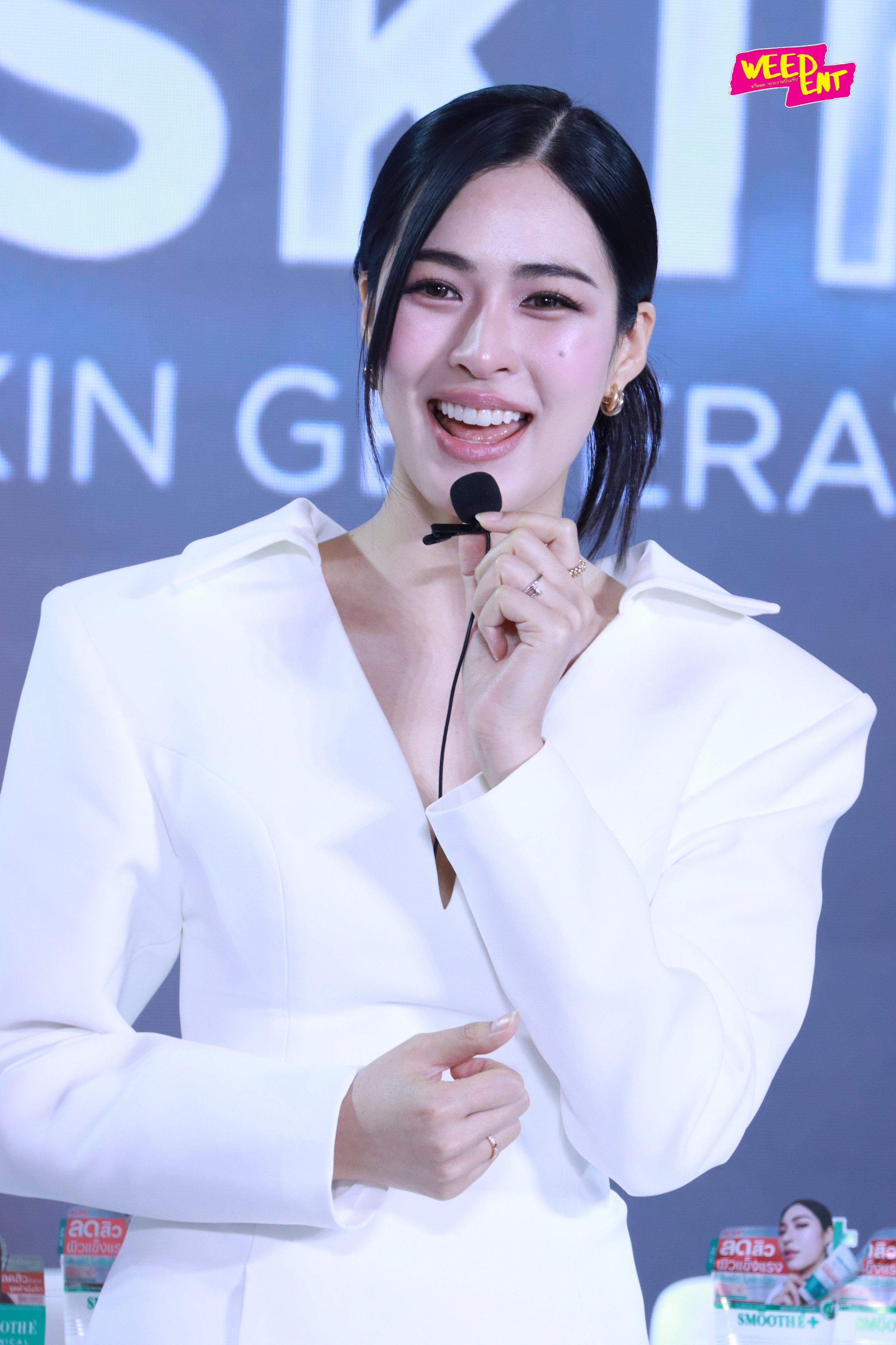 媒体图都没美到不行，浓颜的统治力邝玲玲比亚迪泰国首位代言人 /邝玲玲 